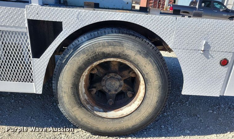 image for item LO9891 1998 International 4700  utility / service truck