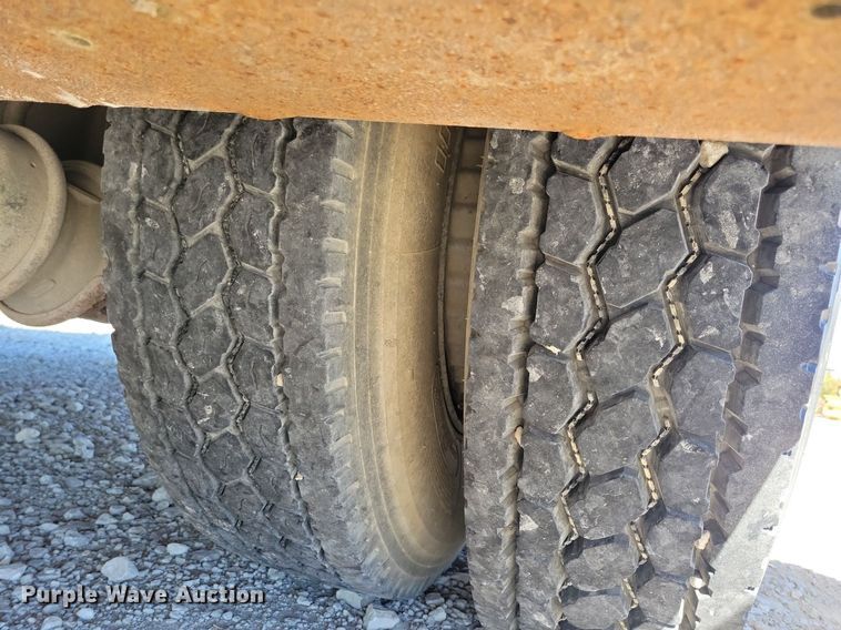 image for item LO9891 1998 International 4700  utility / service truck