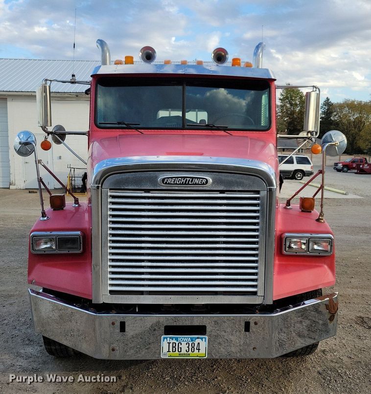image for item LO9899 2000 Freightliner FLD112  semi truck