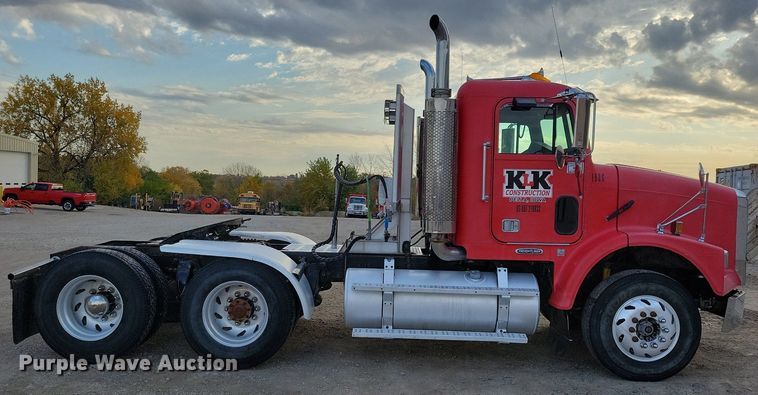 image for item LO9899 2000 Freightliner FLD112  semi truck