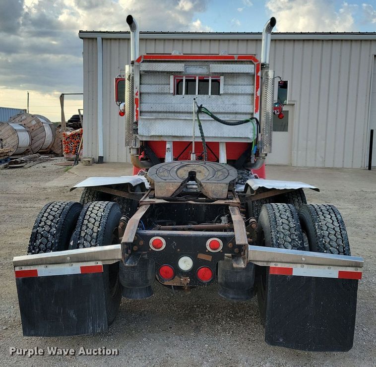 image for item LO9899 2000 Freightliner FLD112  semi truck