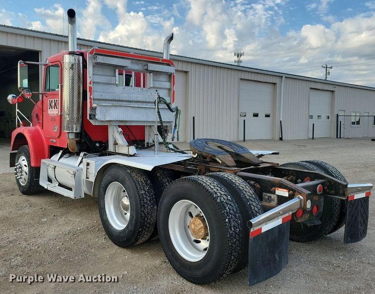 image for item LO9899 2000 Freightliner FLD112  semi truck