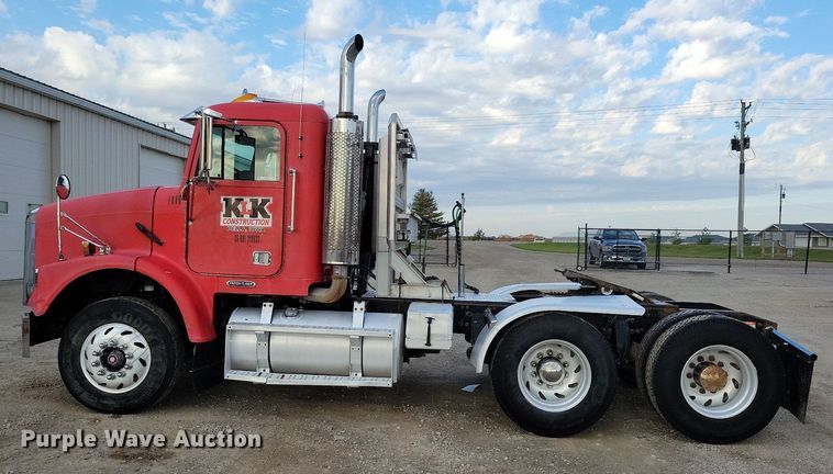 image for item LO9899 2000 Freightliner FLD112  semi truck