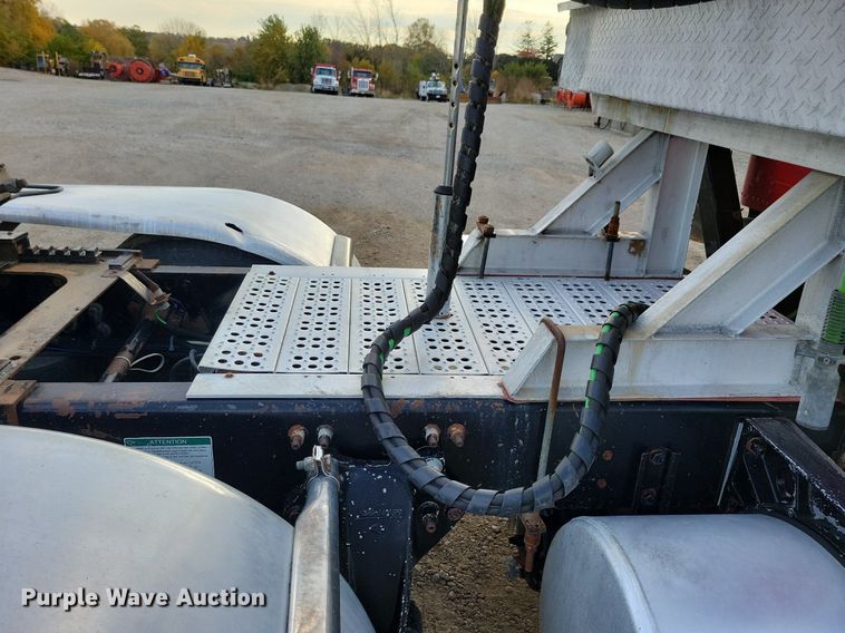 image for item LO9899 2000 Freightliner FLD112  semi truck