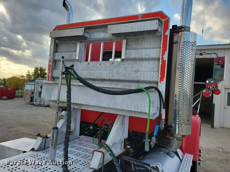 image for item LO9899 2000 Freightliner FLD112  semi truck