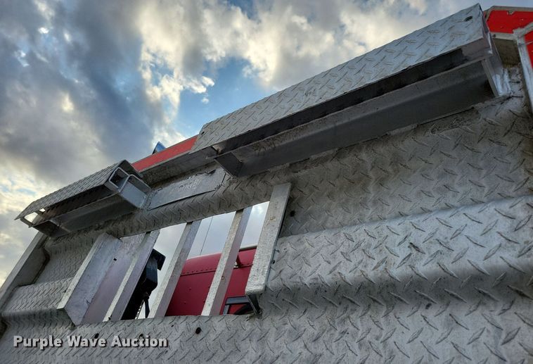 image for item LO9899 2000 Freightliner FLD112  semi truck