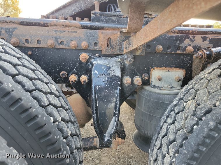 image for item LO9899 2000 Freightliner FLD112  semi truck