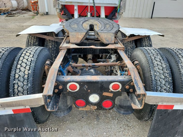 image for item LO9899 2000 Freightliner FLD112  semi truck