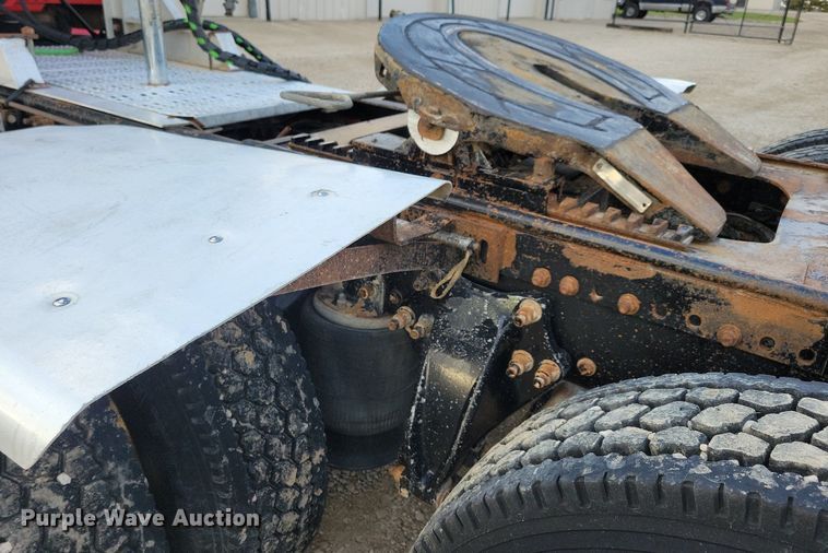 image for item LO9899 2000 Freightliner FLD112  semi truck