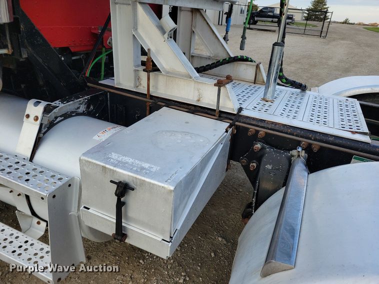 image for item LO9899 2000 Freightliner FLD112  semi truck