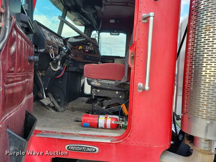 image for item LO9899 2000 Freightliner FLD112  semi truck