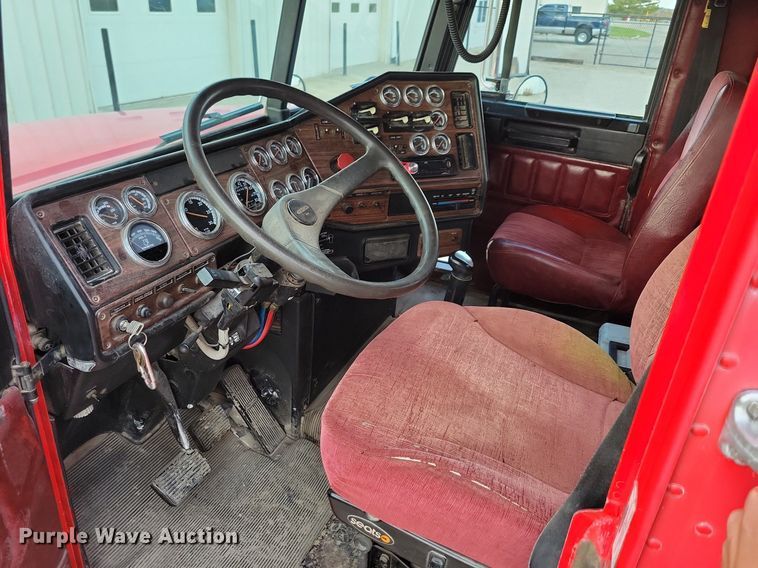 image for item LO9899 2000 Freightliner FLD112  semi truck