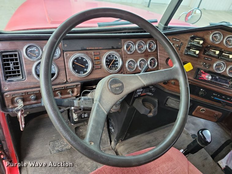 image for item LO9899 2000 Freightliner FLD112  semi truck