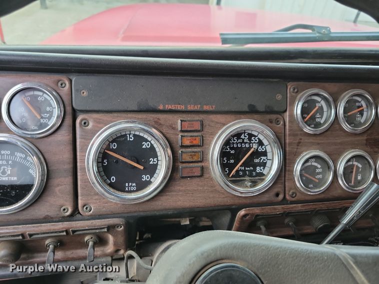 image for item LO9899 2000 Freightliner FLD112  semi truck