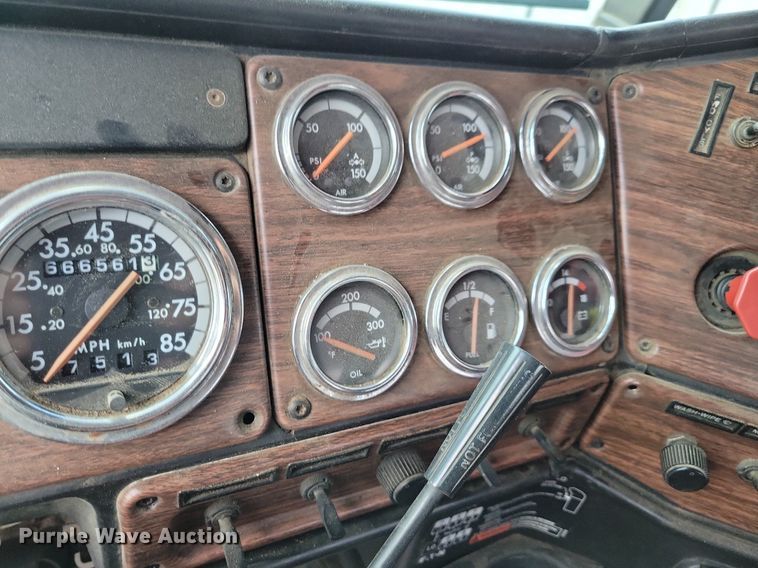 image for item LO9899 2000 Freightliner FLD112  semi truck