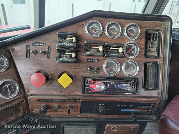 image for item LO9899 2000 Freightliner FLD112  semi truck