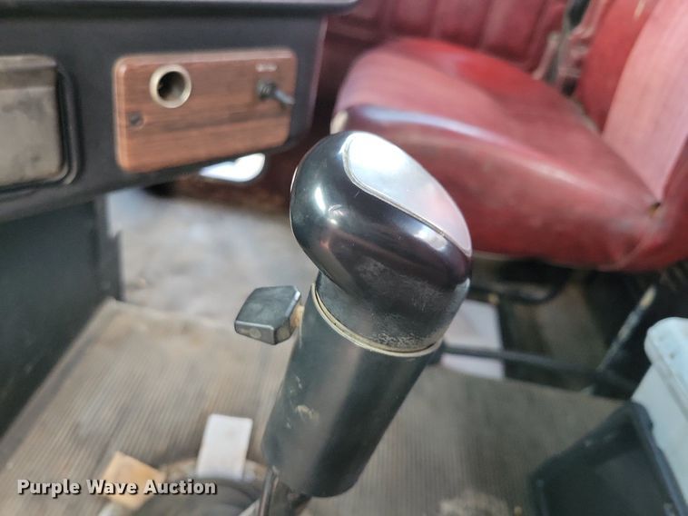 image for item LO9899 2000 Freightliner FLD112  semi truck