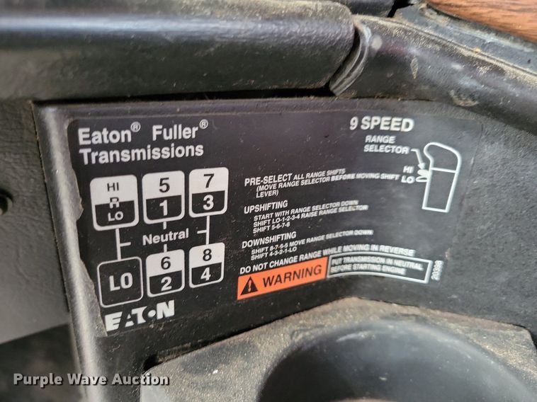 image for item LO9899 2000 Freightliner FLD112  semi truck