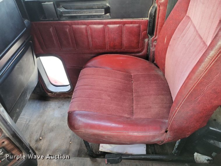 image for item LO9899 2000 Freightliner FLD112  semi truck