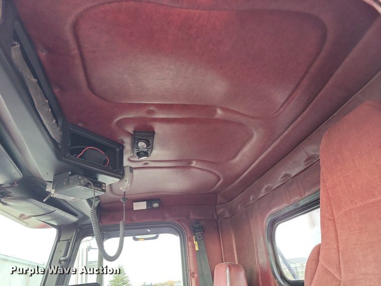 image for item LO9899 2000 Freightliner FLD112  semi truck