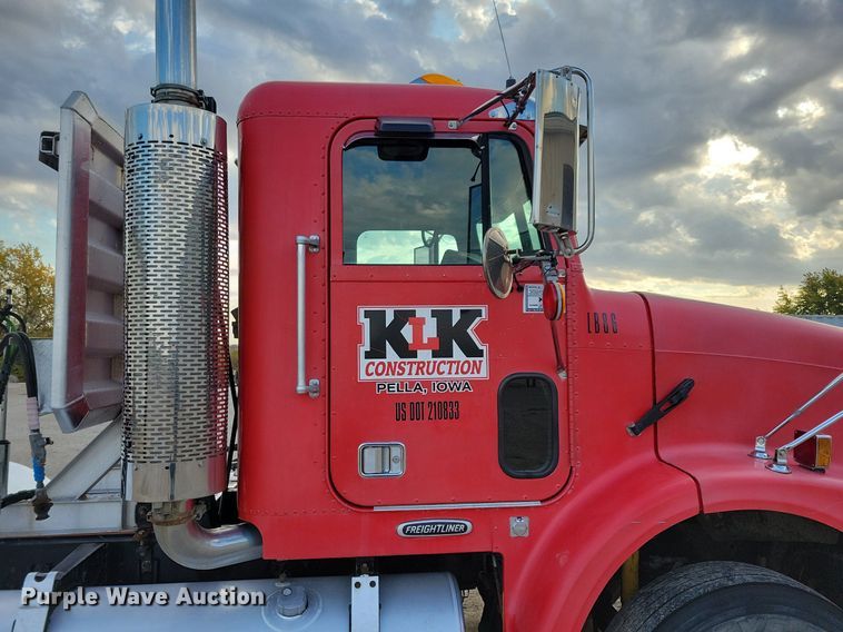 image for item LO9899 2000 Freightliner FLD112  semi truck