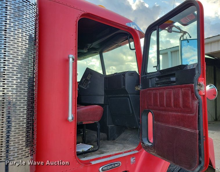 image for item LO9899 2000 Freightliner FLD112  semi truck