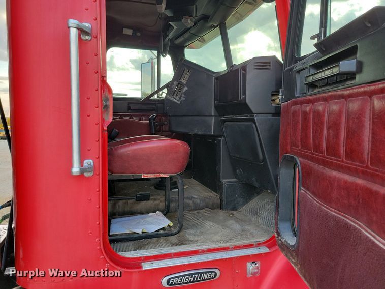 image for item LO9899 2000 Freightliner FLD112  semi truck