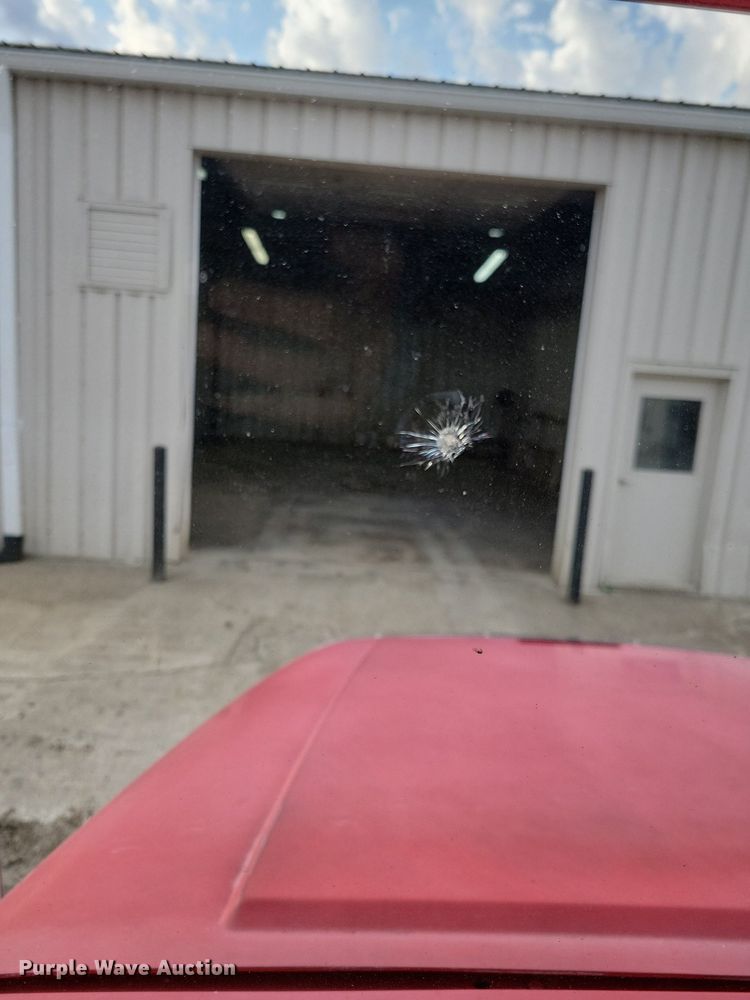 image for item LO9899 2000 Freightliner FLD112  semi truck