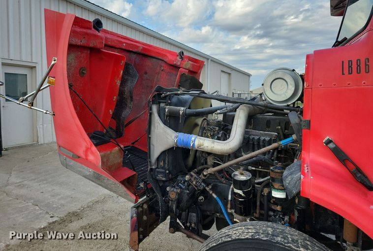 image for item LO9899 2000 Freightliner FLD112  semi truck