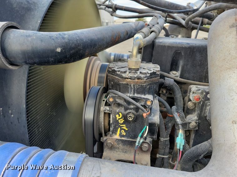 image for item LO9899 2000 Freightliner FLD112  semi truck