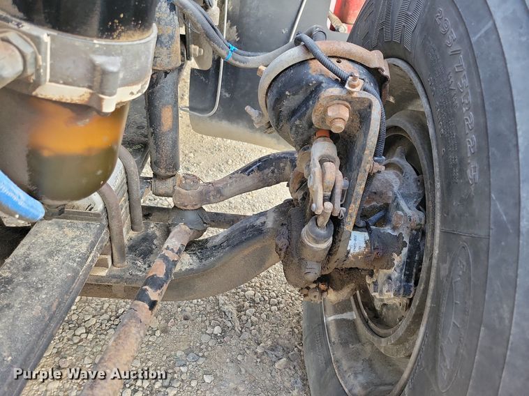 image for item LO9899 2000 Freightliner FLD112  semi truck