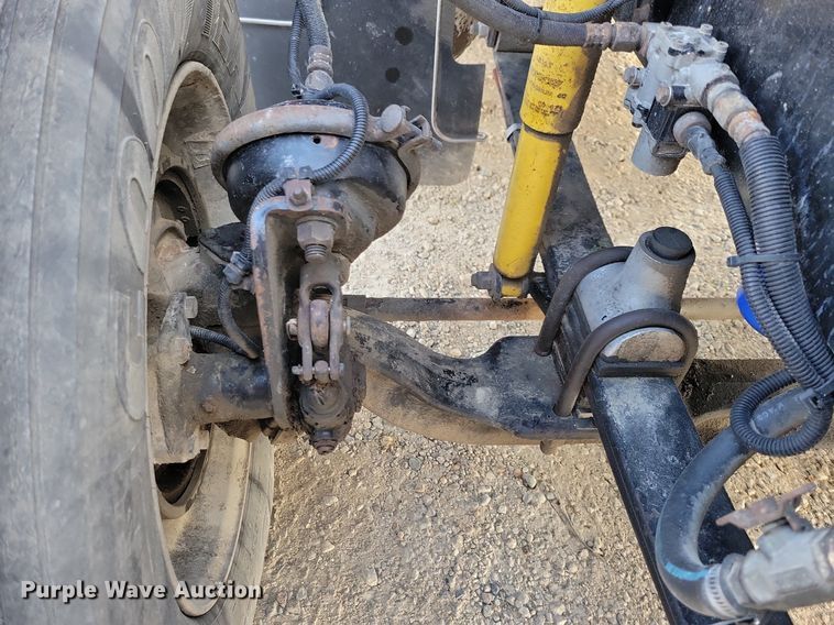 image for item LO9899 2000 Freightliner FLD112  semi truck