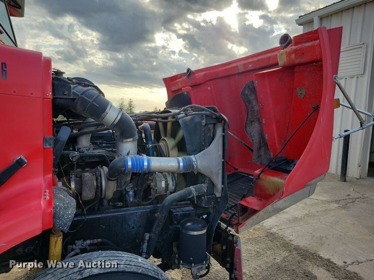 image for item LO9899 2000 Freightliner FLD112  semi truck