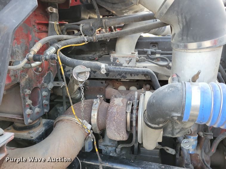 image for item LO9899 2000 Freightliner FLD112  semi truck