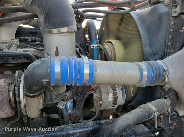 image for item LO9899 2000 Freightliner FLD112  semi truck