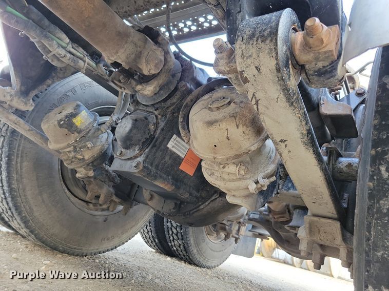 image for item LO9899 2000 Freightliner FLD112  semi truck