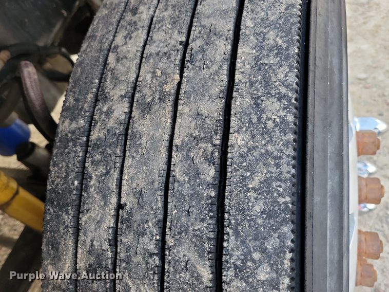 image for item LO9899 2000 Freightliner FLD112  semi truck