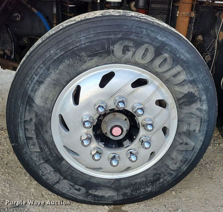 image for item LO9899 2000 Freightliner FLD112  semi truck