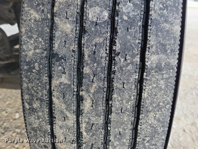 image for item LO9899 2000 Freightliner FLD112  semi truck