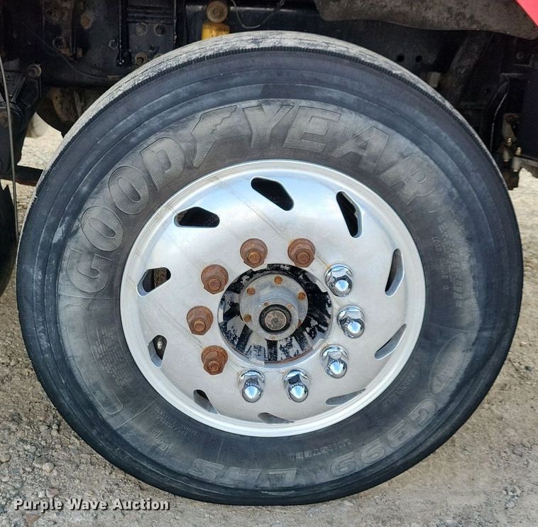 image for item LO9899 2000 Freightliner FLD112  semi truck