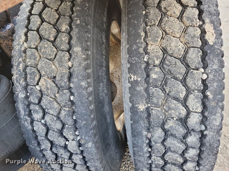 image for item LO9899 2000 Freightliner FLD112  semi truck