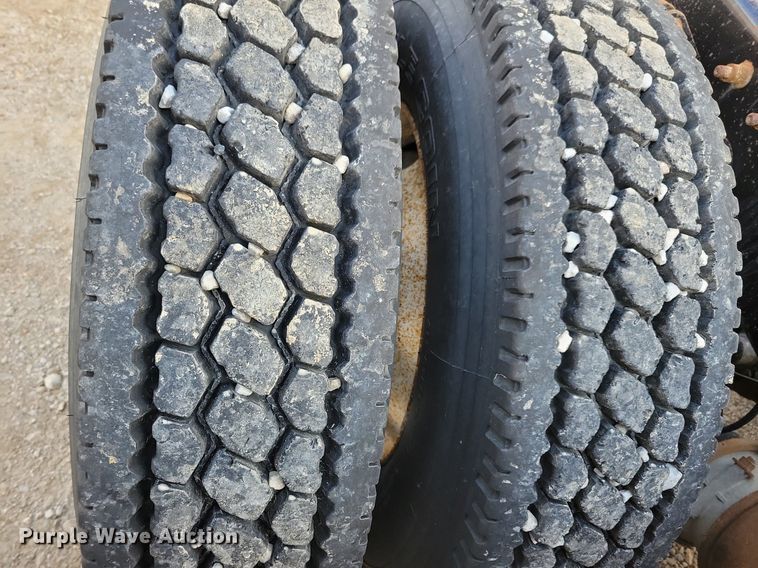 image for item LO9899 2000 Freightliner FLD112  semi truck