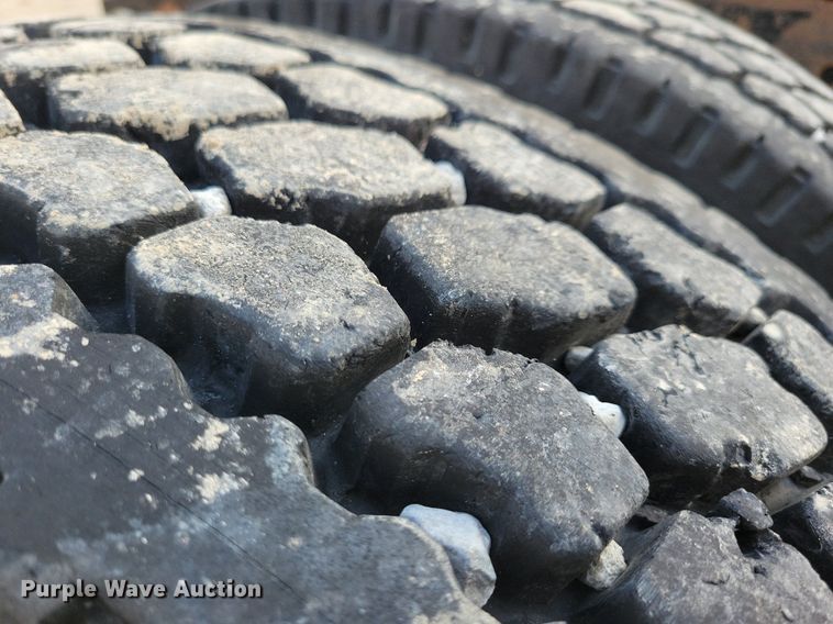 image for item LO9899 2000 Freightliner FLD112  semi truck