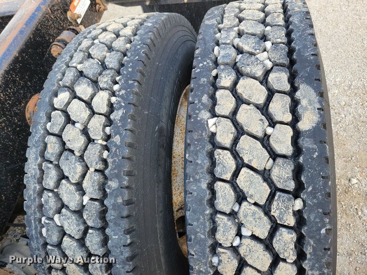 image for item LO9899 2000 Freightliner FLD112  semi truck