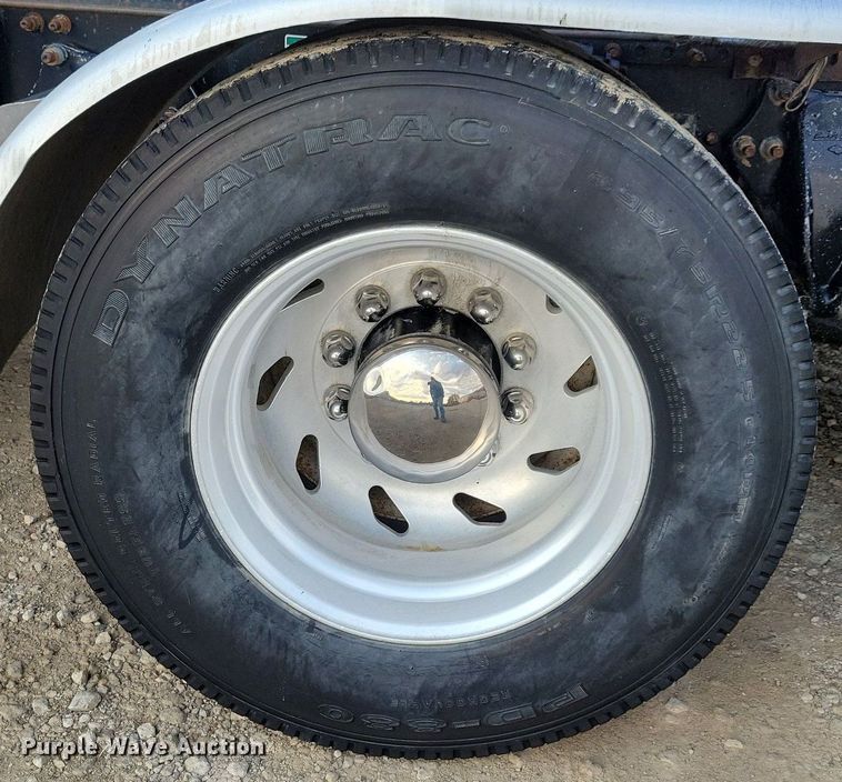 image for item LO9899 2000 Freightliner FLD112  semi truck