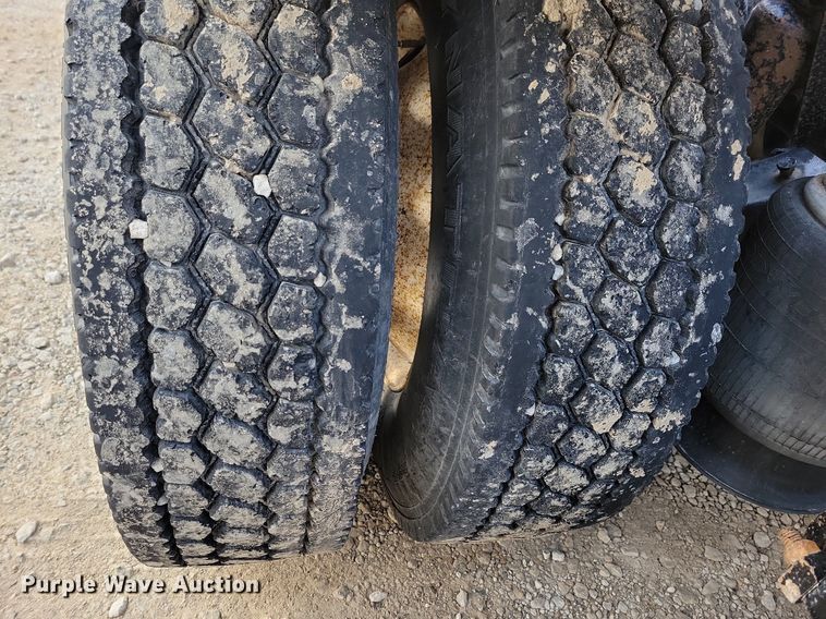 image for item LO9899 2000 Freightliner FLD112  semi truck