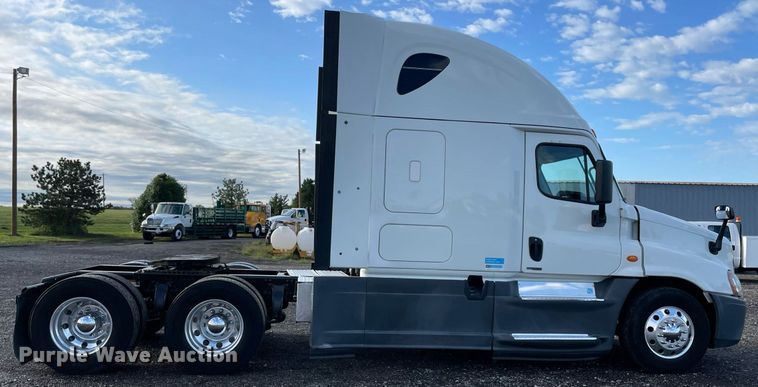 image for item LV9098 2015 Freightliner Cascadia Evolution  semi truck