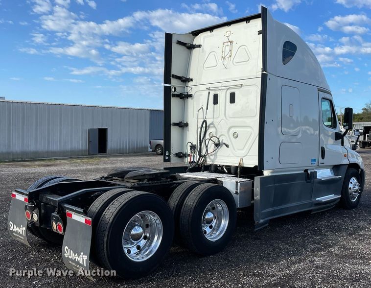 image for item LV9098 2015 Freightliner Cascadia Evolution  semi truck