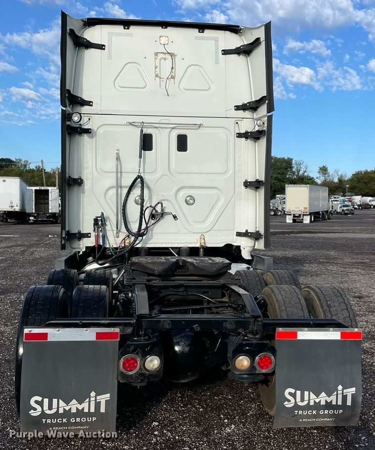 image for item LV9098 2015 Freightliner Cascadia Evolution  semi truck