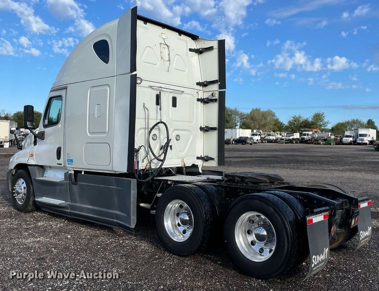 image for item LV9098 2015 Freightliner Cascadia Evolution  semi truck